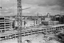 Utsikt från Kulturhusets baksida. Vy över Brunkebergstorg och bygget av Gallerian. Jakobs kyrka i fonden.
