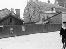 Pojken befinner sig i hörnet av Svartensgatan och Fiskargatan. Katarina kyrka anas t.h. Dåv. kv. Häckelfjäll, nuv. kv. Kungen