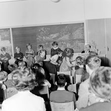 Småskoleklass vid avslutningen inför jullovet i Mariaskolan under ledning av musiklärare Erik Göransson.