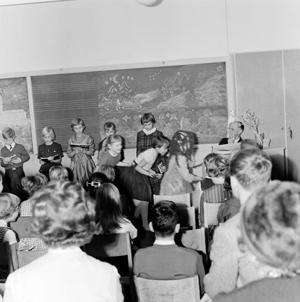 Småskoleklass vid avslutningen inför jullovet i Mariaskolan under ledning av musiklärare Erik Göransson.
