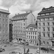 Nordöstra hörnet av Brunkebergstorg. Brunkebergstorg 22 och Malmskillnadsgatan 24. T.v. Telestyrelsens hus i kv. Fyrmörsaren, nu Riksbanken i kv. Skansen