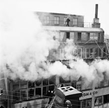 Herkulesgatan 11. Eldsvåda. Brandmän i släckningsarbete