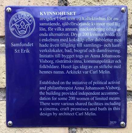 Blå emaljskylt med vit text