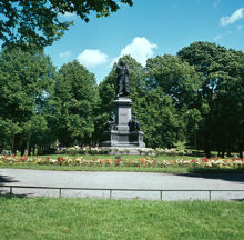 Humlegården vid Linnéstatyn