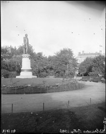 Järnvägsparken med staty av Nils Ericson