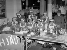 Lottakår tillverkar julpynt för Syarméns försäljning. Sitt. fr.v. A. Forsberg, O. Springer, C. Widegren, G. Grath, I. von Hauswolff. Stå. fr.v. L. Strömgren, G. Jonsson, I. Teglund, E. Stenkilsson