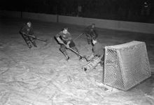 Östermalms IP. Ishockeymatch mellan Forshaga och Djurgården