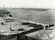 Masthamnen: Vy över färdigställd del. Arbete med framdragandet av järnvägsspåren pågår