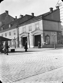 Hötorget 15 vid hörnet av Kungsgatan 1 (nuv. 45). Dåvarande kv. Vinkelhaken, nuv. kv. Torgvågen med PUB:s varuhus