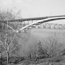 Västerbron från Långholmen. I fonden Norr Mälarstrand