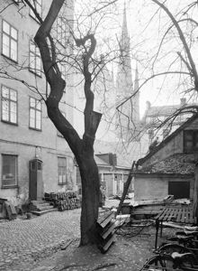 Klara Östra Kyrkogata 14. Gården västerut med Klara kyrkas torn i fonden