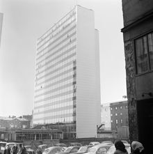 Vy mot det rivna kv. Uppvaktaren och första hötorgshuset, från hörnet till Jakobsbergsgatan
