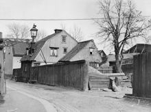 Wollmar Yxkullsgatan västerut från Grälmakargränd. T.h. Wollmar Yxkullsgatan 26-28. Husen revs 1903. Då kv. Suggan, nuvarande kv. Piskan