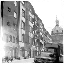 Jungfrugatan 8 söderut. Hedvig Eleonora kyrka i bakgrunden