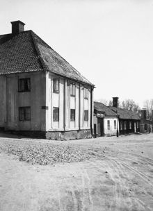 Värmdögatan 63 österut från hörnet av Ljusterögatan. Motsvarar nu Malmgårdsvägen 63 i kv. Pumpan