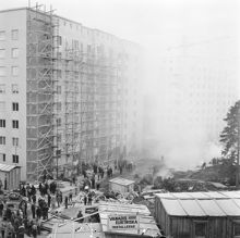 Filipstadsbacken. En brand utbröt i tre arbetsbaracker i det nya bostadsområdet i Farsta
