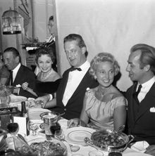 Kungsgatan 63, Oscarsteatern. Middagsbord uppdukat på scen. Firande av den 200:drade föreställningen av ""My Fair Lady"" . Fr. h. Jarl Kulle, Gunnel Browaldh, Eric Wennerholm och Ulla Sallert
