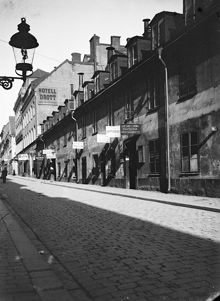 Mäster Samuelsgatan 51 och 49 österut. Här finns i dag Åhléns varuhus vid Mäster Samuelsgatan 57-53