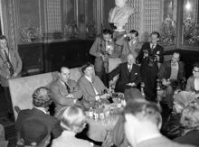 Gustav Adolfs Torg 2, Operan. Presskonferens med Ingrid Bergman med make Roberto Rossellini. Ingrid Bergman skall spela 10 föreställningar "Jeanne d'Arc" på operans scen