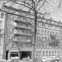 Narvavägen 25-27. Gumshornsgatan mynner här ut genom bottenvåningen på Narvavägen 25