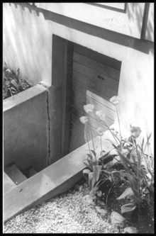 Tjälskada vid källartrappa till hus i  kvarteret Mjölskivlingen 3,  Sockenvägen 448 i Enskedes småstugeområde