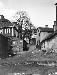Långholmsgatan 18. Östra flygeln till malmgården Jakobsberg. Byggnaden uppfördes på Skansen 1936. Här ligger nuvarande Hornstull och Långholmsgatan 40