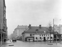 Surbrunnsgatan västerut från Birger Jarlsgatan 87. Shell bensinstation