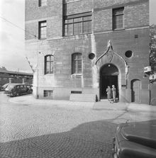 Bryggargatan 18. Del av fasaden med portal