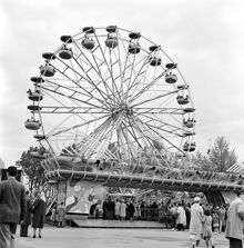 Gröna Lund. Pariserhjulet ""Riesenrad"" med passagerare köande människor