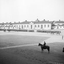 Svea Artilleriregemente. Avtackning. Manskap står uppställda på gården, en ryttare i förgrunden