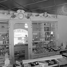 Nordings Parfymeri. Butiksinredning från Hylins butik på Stockholmsutställningen 1897. Snickerier i guld och vitt