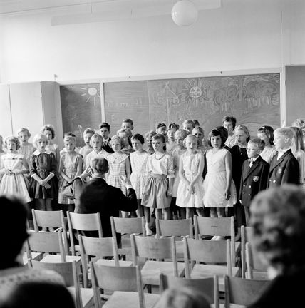 Sjungande barn på skolavslutning i Mariaskolan med musiklärare Erik Göransson som leder kören.