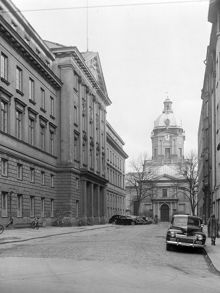 Wallingatan österut från Drottninggatan mot Adolf Fredriks kyrka. F.d. Westmanska palatset t.v