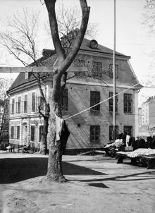 Sängkläder ligger på vädring utanför Lilla Blecktornet. Malmgård som använts av socialvården sedan 1897. Då Södermannagatan 27, nu Katarina Bangata 70
