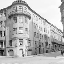 Hörnet av Riddargatan 25 t.v. och Grevgatan 11 och 13 norrut