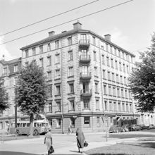 Karlavägen 51 t.v., i hörnet av Brahegatan 27