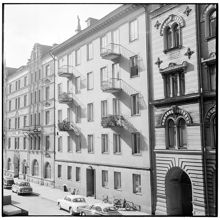 Artillerigatan med port nr 53 i mitten