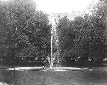 Fontän i Berzelii Park. Parken sedd mot Hamngatan