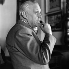 Professor Wilhelm Kåge, keramiker, 1955. Inför utställningen Söder i konsten