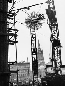 Källaren Auroras skylt sätts upp vid Munkbrotorget, 17/10 1966.