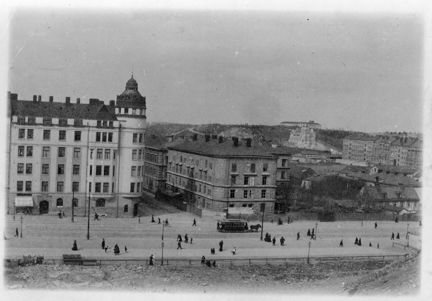 År 1903 började man ersätta sina hästspårvagnar med elektrisk drift vid spårvägsbolaget på norra sidan stan (på söder började man redan 1901) och den 11 februari 1905 gick den sista hästspårvagnen i Stockholm. Till höger i bakgrunden kan vi se Stefanskyrkan (byggdes 1904) i Vanadislunden och Vanadislundens första reservoar. Reservoaren togs i drift år 1879 och redan 1893 räckte inte vattnet till på grund av den ökade förbrukningen. Vanadislundens andra reservoar uppfördes under åren 1913-1918, på samma plats som den tidigare. Den har ett borgliknande utseende och står där än idag. 