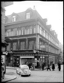 Drottninggatan 43. Klarabergsgatan västerut vid Drottninggatan (till vänster)