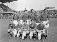 Grupporträtt av det så kallade "Pressens lag" som mötte fotbollslandslaget i maj 1950 på Råsunda