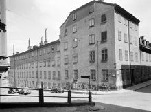 Hörnet av Pustegränd 1 och Brännkyrkagatan 8 (t.h.). Här ligger nu Guldfjärdsterrassen t.h. i kv. Överkikaren och under kvarteret går Söderledstunneln