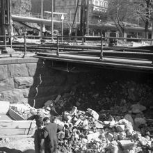 Tegelbacken. Gamla järnvägsviadukten fylls igen