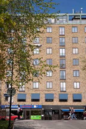 Maj Sjöwalls och Per Wahlöös litterära skylt vid Dalagatan 34.