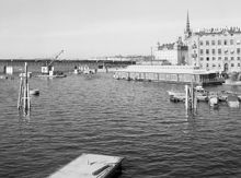 Järnvägsbron sedd från Västra Slussrampen. Öster om Järnvägsbron ska bron för tunnelbanan byggas. Vid Kornhamnstorg ligger Fiskhallen, en saluhall på pontoner