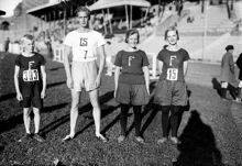 Stadion. Grupporträtt av ungdomar under ungdomstävling i friidrott
