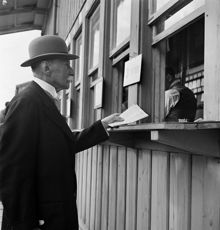Ulriksdals kapplöpningsbana. Monsieur Frederique Hedlund satsar pengar inför ett lopp.