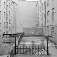 Gårdsinteriör, sedd mot öster, på Karlbergsvägen 83 - 85
